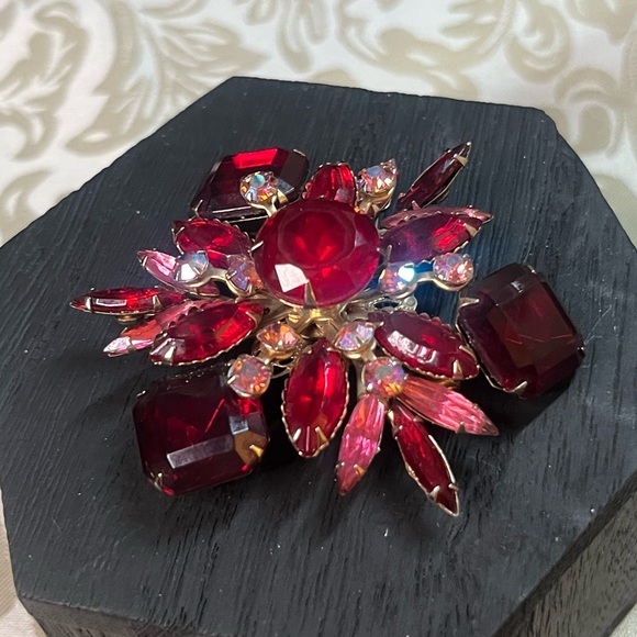 •vintage• red starburst brooch - Picture 3 of 9